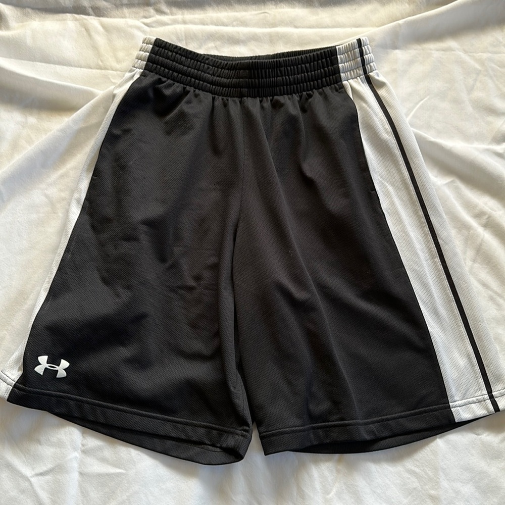 Men’s Under Armour shorts, sized medium. Great used condition.